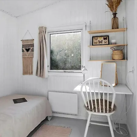 Idyll Close To Water And Forest Feriehus *